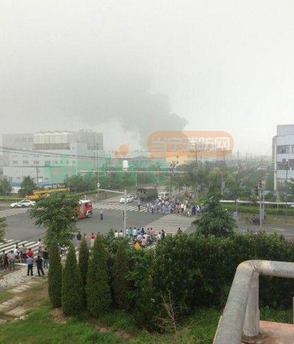 上海一化工企業(yè)發(fā)生多次連環(huán)爆炸 6名男子送醫(yī)急救